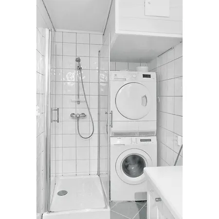 Private In A Quiet And Central Location. Sm41 *