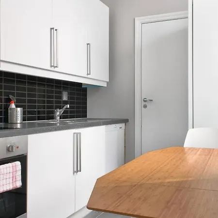 Private In A Quiet And Central Location. Sm41 *